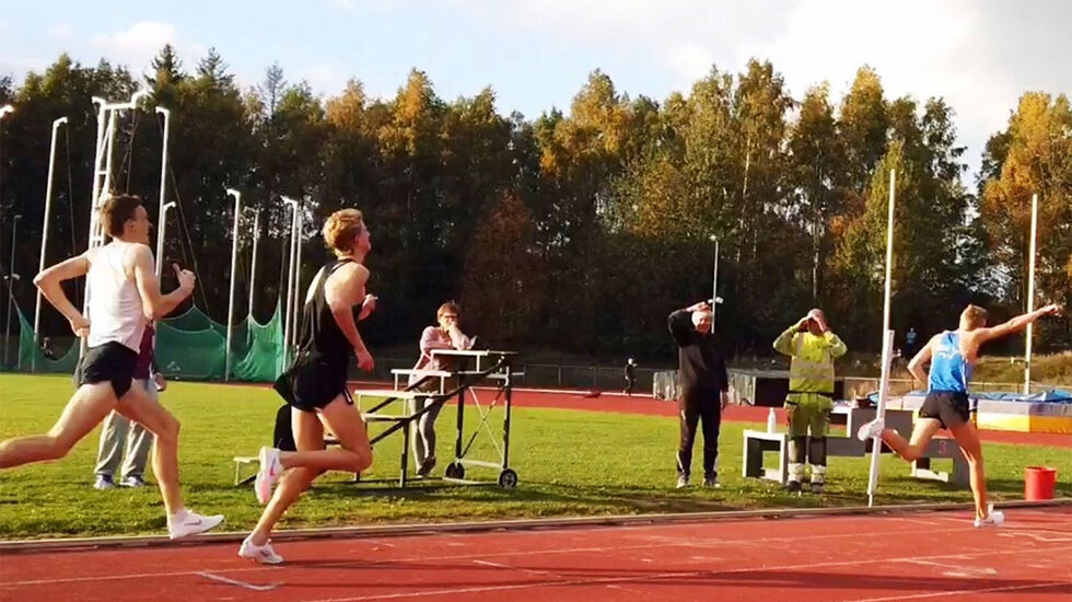 Even Brøndbo Dahl tar Warholm-målgangen mens Jonatan Vedvik og Marius Vedvik, som ikke er brødre, følger like bak. (Foto: privat) 
