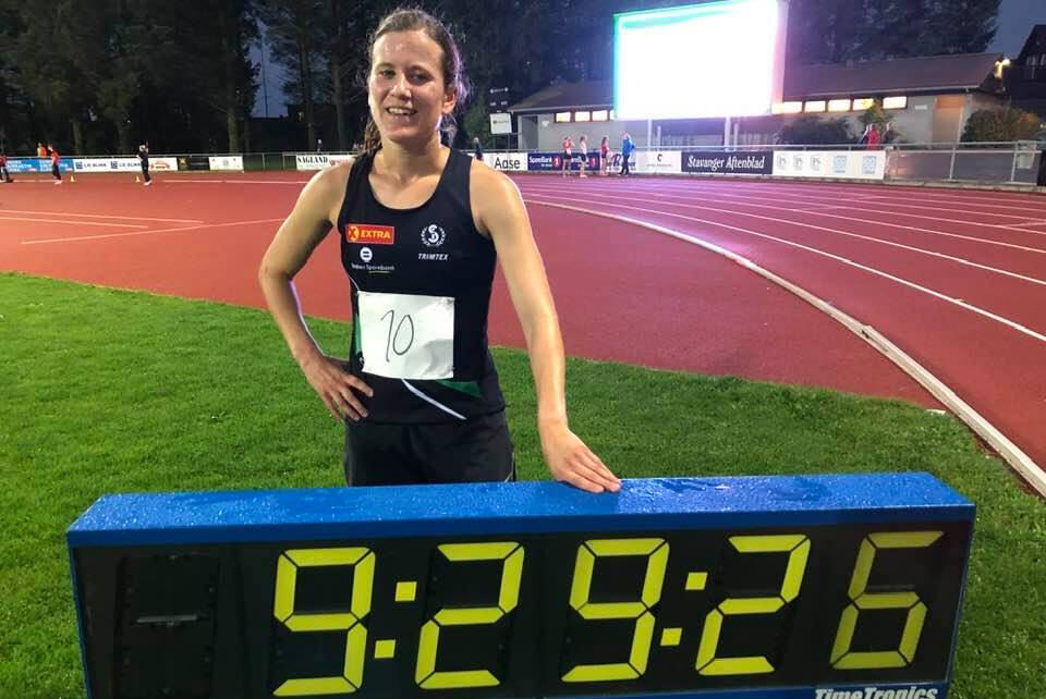 Christina Toogood kunne smile bredt etter å ha klart målet om å løpe under 9.30. (Foto: Marit Toogood)