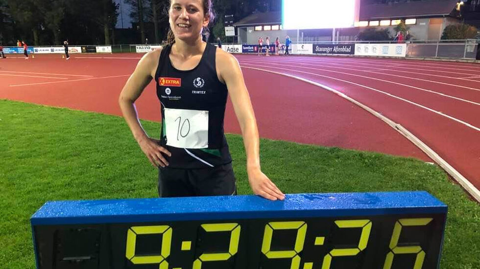 Christina Toogood kunne smile bredt etter å ha klart målet om å løpe under 9.30. (Foto: Marit Toogood)