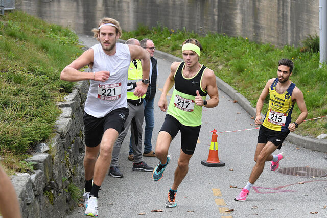 De tre som ble best i herreklassen kjemper om teten: Thomas Asgautsen (221), Kim Andre Haugstad (217), og vinner Ola Tjensvoll (215). (Foto: Henning Wiig)