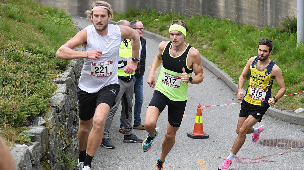 De tre som ble best i herreklassen kjemper om teten: Thomas Asgautsen (221), Kim Andre Haugstad (217), og vinner Ola Tjensvoll (215). (Foto: Henning Wiig)