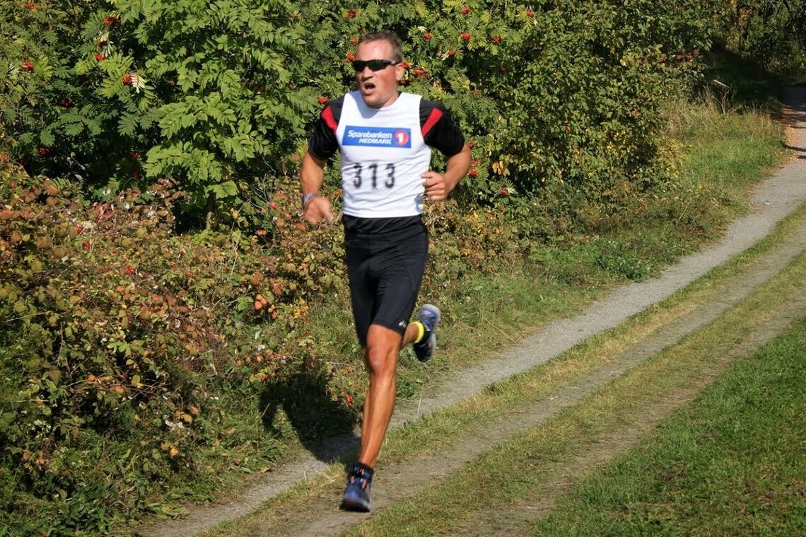 En seks år yngre utgave av ukas gå-jogg-vinner, Patrick Åserud, i Hamarløpet i 2014. 