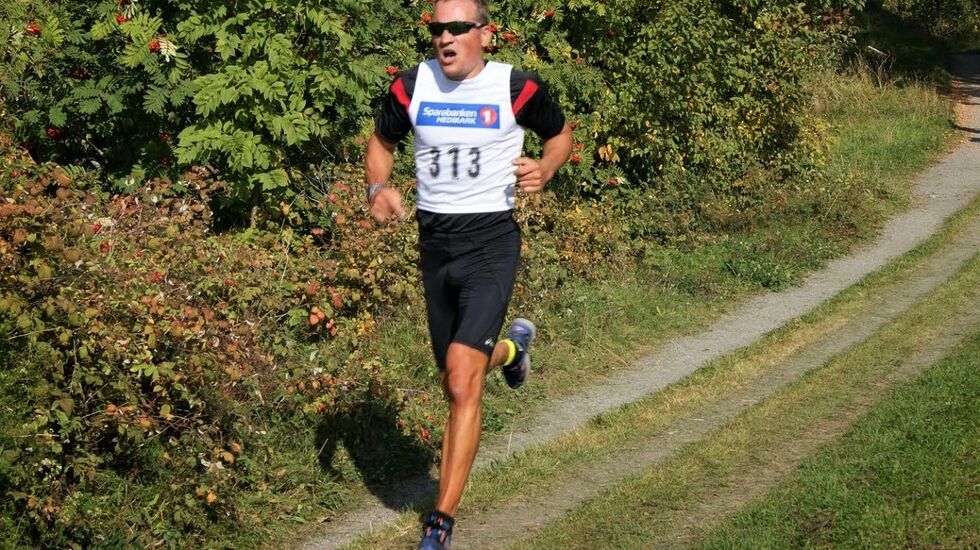 En seks år yngre utgave av ukas gå-jogg-vinner, Patrick Åserud, i Hamarløpet i 2014.