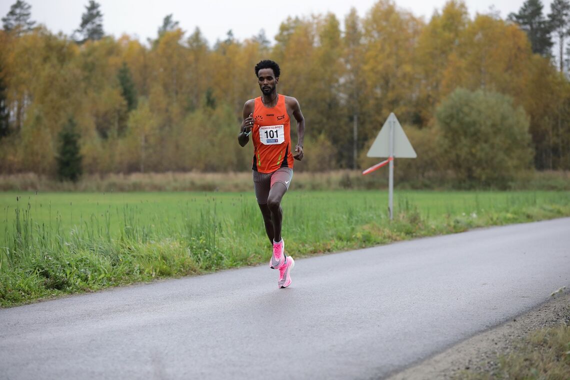 Zerei Kbrom Mezngi i Norgesløpet der han løp på 28:10, det raskeste løpet av en nordmann på 10 km i fjor. (Foto: Bjørn Hytjanstorp)