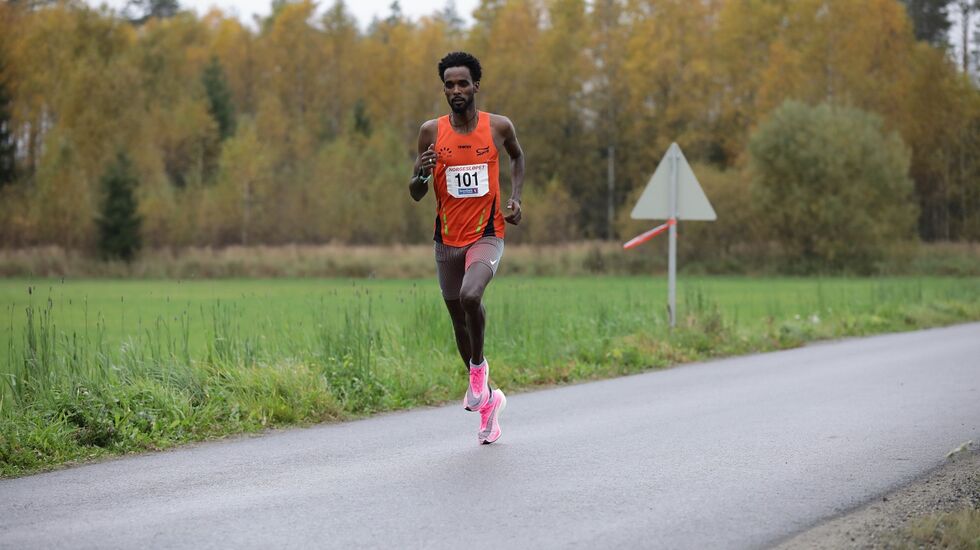 Zerei Kbrom Mezngi i Norgesløpet der han løp på 28:10, det raskeste løpet av en nordmann på 10 km i fjor. (Foto: Bjørn Hytjanstorp)