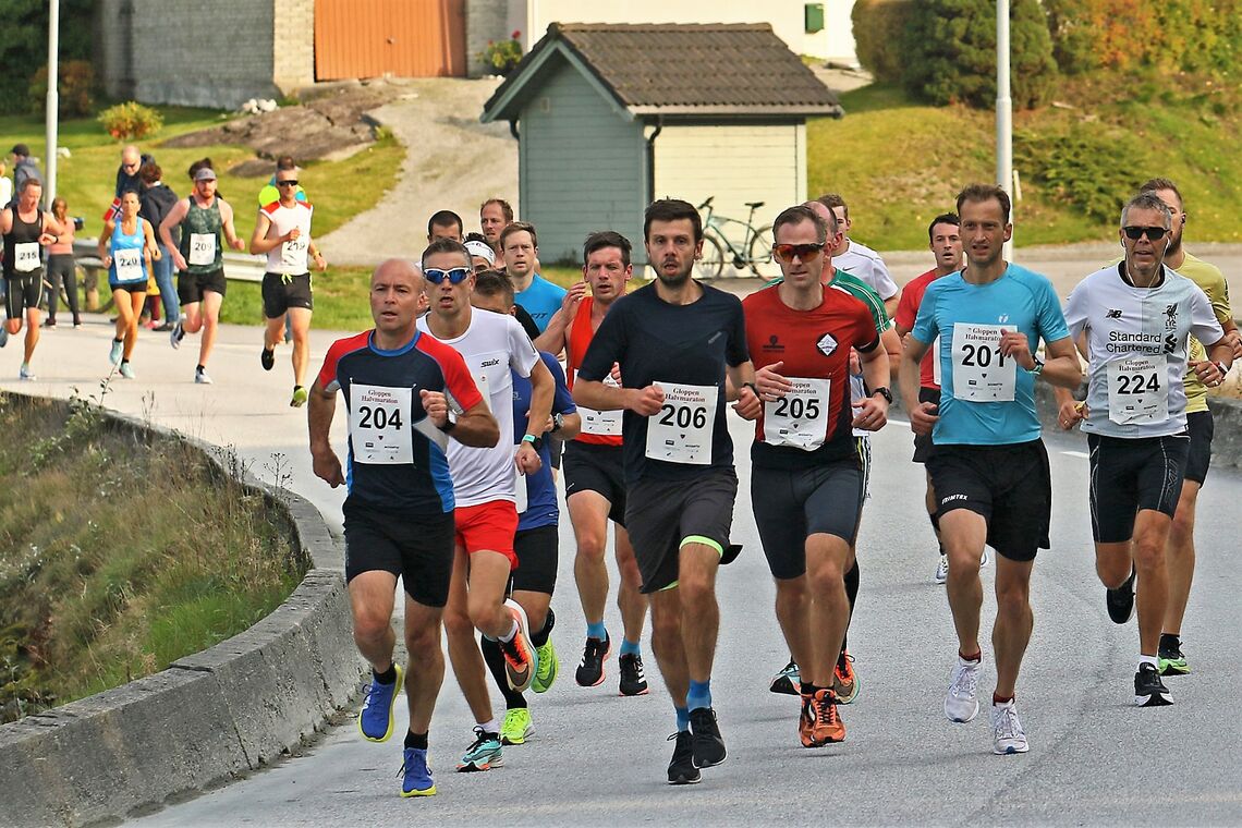 Rett etter starten for en sommerlig Gloppen halvmaraton i oktober. (Foto: Svein Hjelmeset)