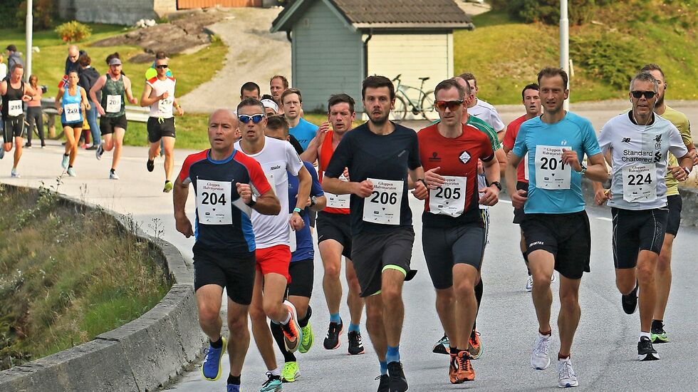 Rett etter starten for en sommerlig Gloppen halvmaraton i oktober. (Foto: Svein Hjelmeset)