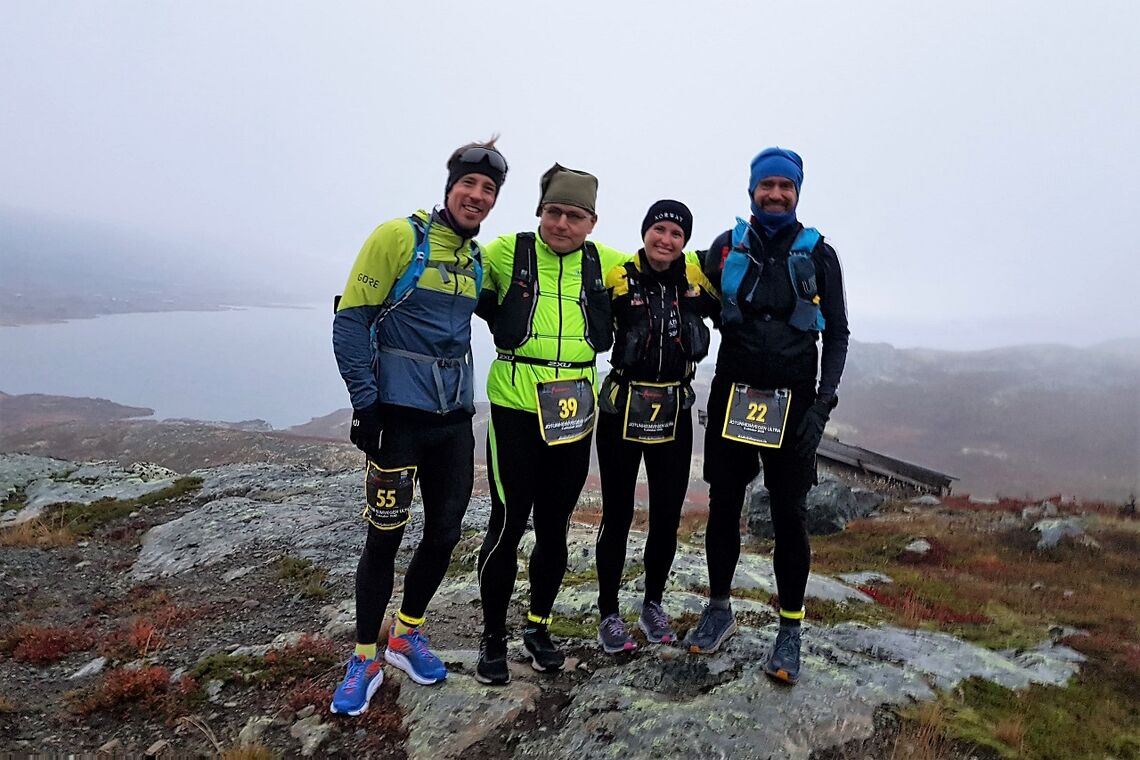 Fredrik Millson (fra v.), Jørgen Oswald, Isabel Aarnes og Lars Møller klare for 57 vakre km i Jotunheimvegen Ultra fra Bygdin på Valdresflya til Skåbu. (Foto: Privat)