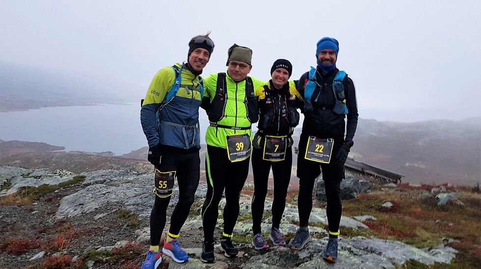 Fredrik Millson (fra v.), Jørgen Oswald, Isabel Aarnes og Lars Møller klare for 57 vakre km i Jotunheimvegen Ultra fra Bygdin på Valdresflya til Skåbu. (Foto: Privat)