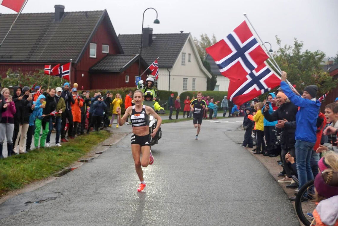Karoline Bjerkeli Grøvdal fikk stor jubel fra de mange frammøte da hun satte norsk 5 km-rekord på en heller hustren høstdag på Spikkestad. (Foto: Bjørn Saksberg)