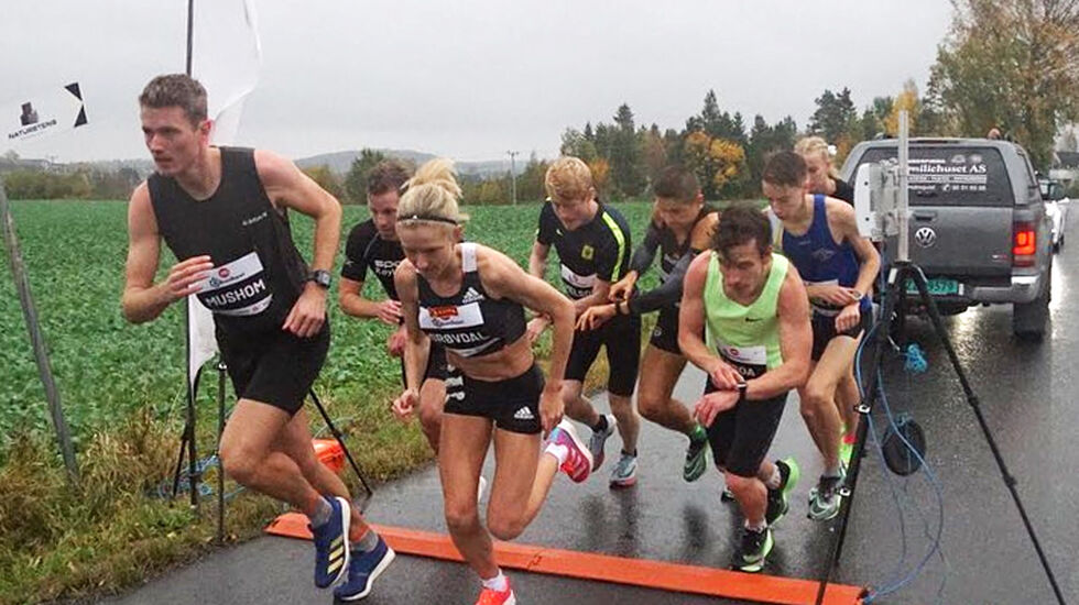 Karoline Bjerkeli Grøvdal på start i Rekordløpet i Spikkestad 4. oktober der hun løp inn til norsk bestenotering på 5 km gateløp. Tiden sendte henne til topps på årets 5 km statistikk også etter omregning med veterantabellen. (Foto: Bjørn Saksberg)