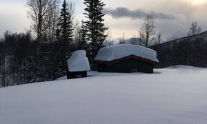 Mye snø på hyttetak ©Evy Hansen