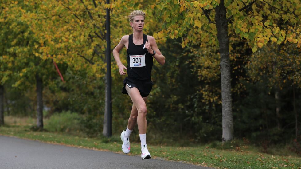 Jonatan Andersen Vedvik alene i tet på 5 kilometeren i Norgesløpet, Ida Eides Minneløp. (Foto: Bjørn Hytjanstorp)