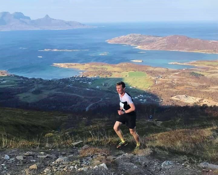 Erland Eldrup var som ventet raskeste mann over Bodøryggen, og ledet fra start til mål. Utsikten er upåklagelig. (Arrangørfoto)