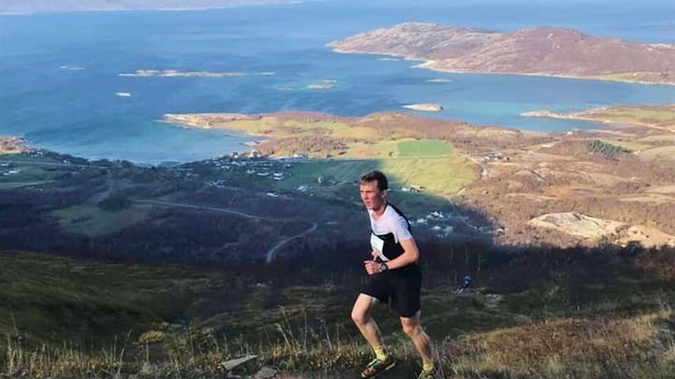 Erland Eldrup var som ventet raskeste mann over Bodøryggen, og ledet fra start til mål. Utsikten er upåklagelig. (Arrangørfoto)