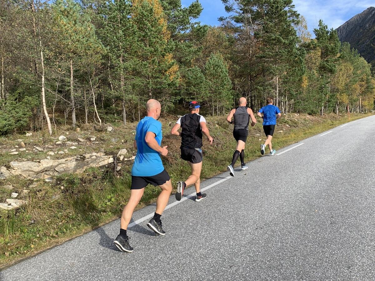 IMG_3609_haølvmaratonløpere_fint_vær (1280x960)