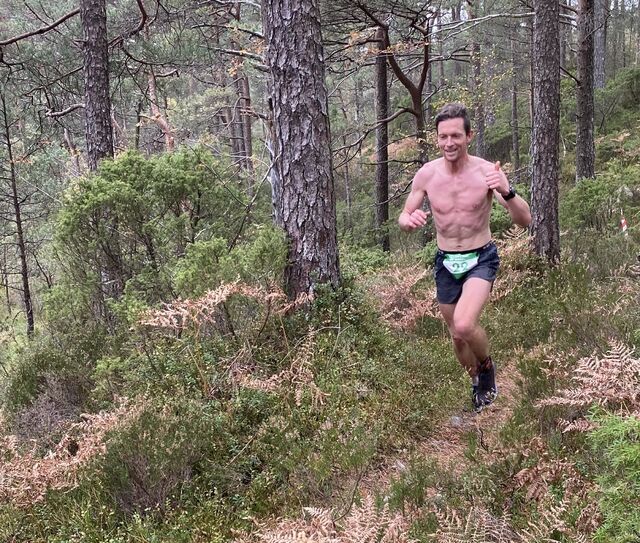 Odda Engesæter med tommel opp i Hordnesskogen. Snittfart på 3:54 i over 80 km var mer enn konkurrentene kunne svare på. (Arrangørfoto)