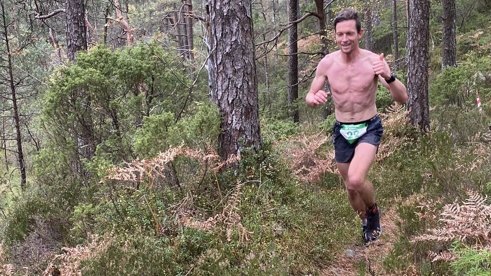 Odda Engesæter med tommel opp i Hordnesskogen. Snittfart på 3:54 i over 80 km var mer enn konkurrentene kunne svare på. (Arrangørfoto)