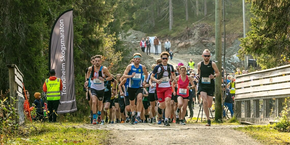 Det var mange startpuljer i årets halvmaraton. I denne starten ser vi blant annet vinneren Sverre Solligård med nr. 564 og 4. mann Øystein Kvaal Østerbø med nr 511. Vi ser også Hilde Aders i rød trøye. (Arrangørfoto)