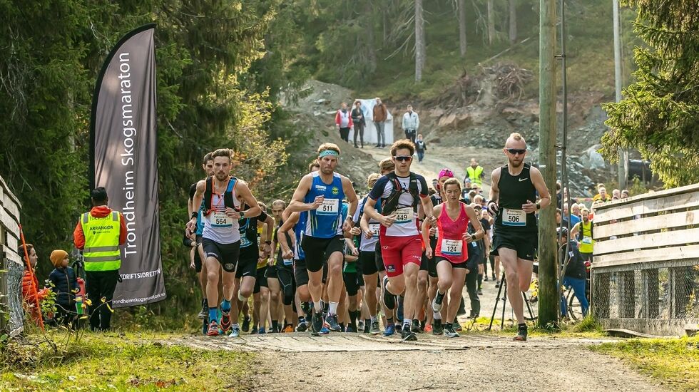 Det var mange startpuljer i årets halvmaraton. I denne starten ser vi blant annet vinneren Sverre Solligård med nr. 564 og 4. mann Øystein Kvaal Østerbø med nr 511. Vi ser også Hilde Aders i rød trøye. (Arrangørfoto)