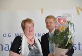 Blomsteroverrekkelse til daværende enhetsleder Dagfinn Dahle ved åpningen i 2010.