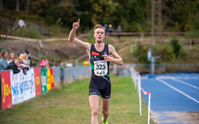 Årets norgesmester i 5 km gateløp, Filip Mangen Ingebrigtsen, er en av fem seniorherrer som er tatt ut til nordisk. Bildet er fra da Sandnes-løperen tok et suveren NM-tittel i terrengløp lang løpye i Skien for fire år siden.(Foto: Samuel Hafsahl)