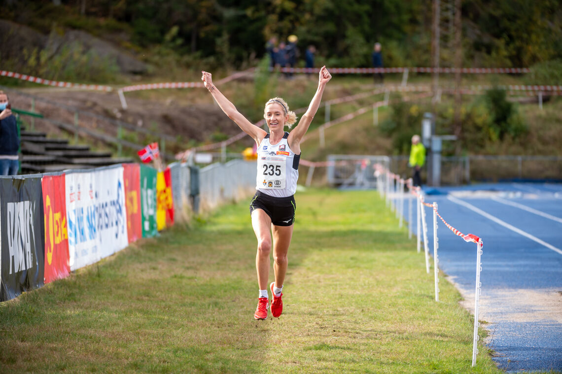 Karoline Bjerkeli Grøvdal løper inn til soleklart gull i NM terrengløp. (Foto: Samuel Hafsahl)