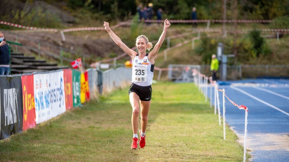 Karoline Bjerkeli Grøvdal løper inn til soleklart gull i NM terrengløp. (Foto: Samuel Hafsahl)