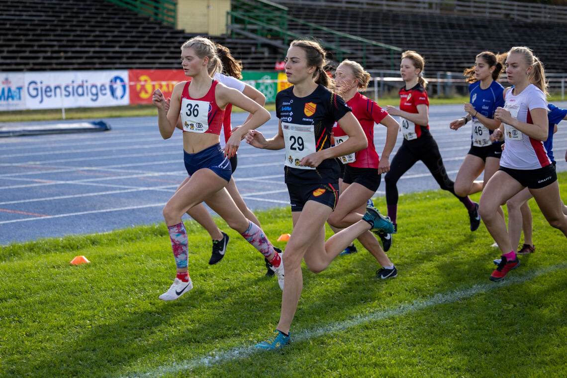 Jenter 15, 16 og 17 år løp sammen i UM. (Foto: Samuel Hafsahl)