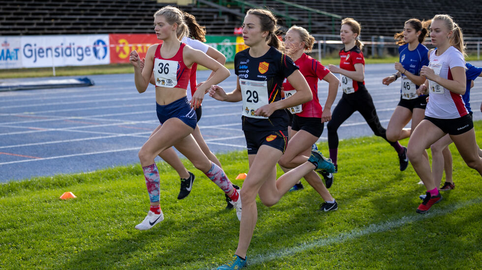 Jenter 15, 16 og 17 år løp sammen i UM. (Foto: Samuel Hafsahl)