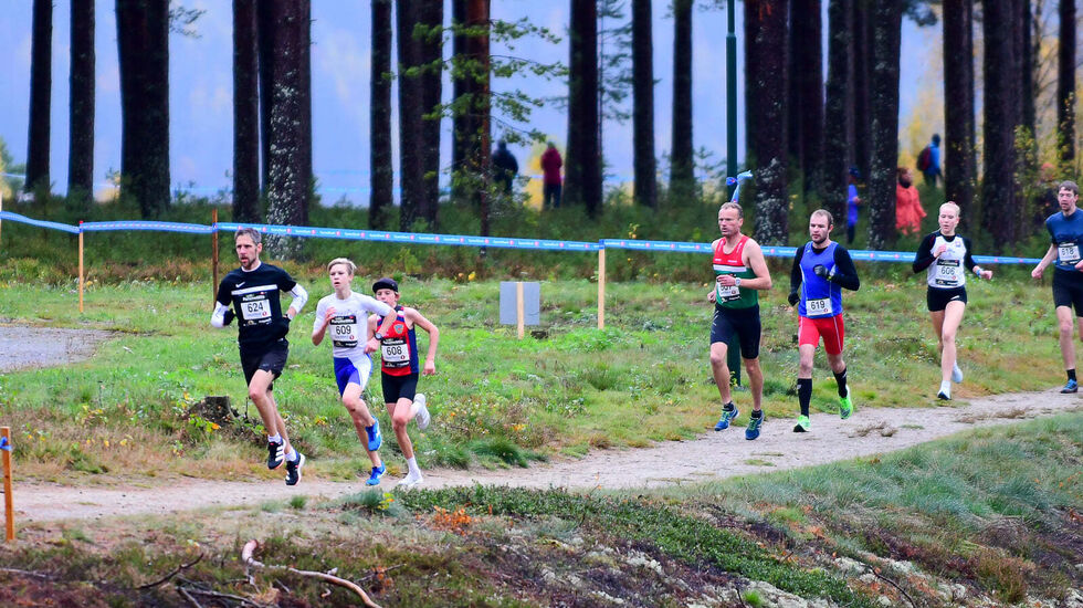 Regnet klarte ikke å ødelegge de flotte løypene i Furumomila, og det ble som vanlig løpt fort. Her ser vi teten på 5 km med andremann Dag Skretteberg foran vinneren Håkon Fleicher og litt bakenfor raskeste kvinne, Ingrid Folvik. (Foto: Per Gustafsson)