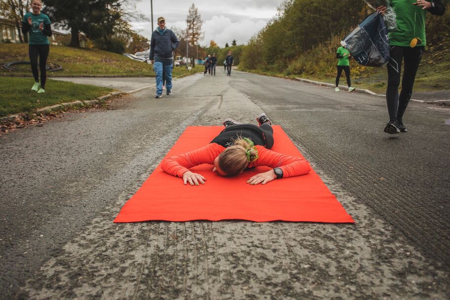 03_Maria Johanne Jerstad Lien (liggende på rød løper) er ferdig med maratondebuten sin