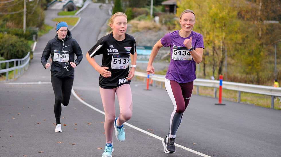 Mathea og mamma Renate Galleberg legger ut på 5 km i andre pulje. (Alle foto: Arne Dag Myking)