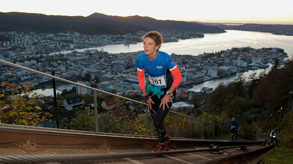 Wenche G Enes på vei opp til Fløyen. Hun var en av dem som ikke startet i den seedete puljen men som likevel gjorde et veldig bra løp, 11. beste kvinne. (Alle foto: Arne Dag Myking)