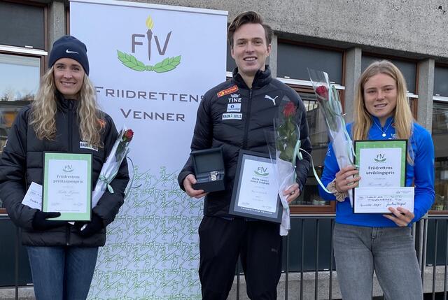 Hedda Hynne med prestasjonsprisen sammen med Karsten Warholm som ble tildelt prisen som årets navn og Henriette Jæger som fikk utviklingsprisen. (Foto: FIV) Hedda Hynne med prestasjonsprisen sammen med Karsten Warholm som ble tildelt prisen som årets navn og Henriette Jæger som fikk utviklingsprisen. (Foto: FIV)