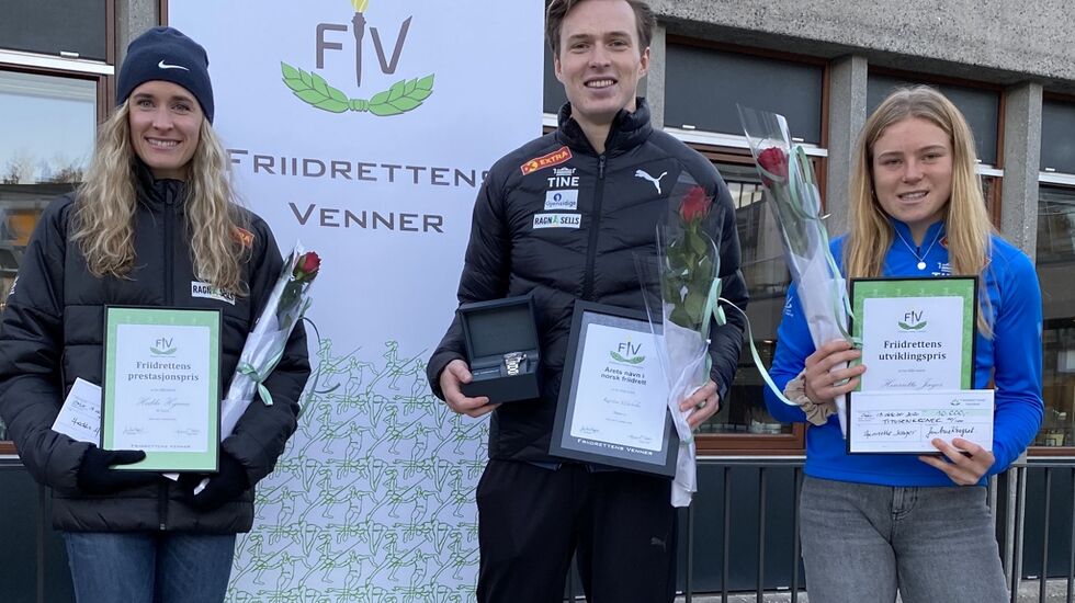 Hedda Hynne med prestasjonsprisen sammen med Karsten Warholm som ble tildelt prisen som årets navn og Henriette Jæger som fikk utviklingsprisen. (Foto: FIV)