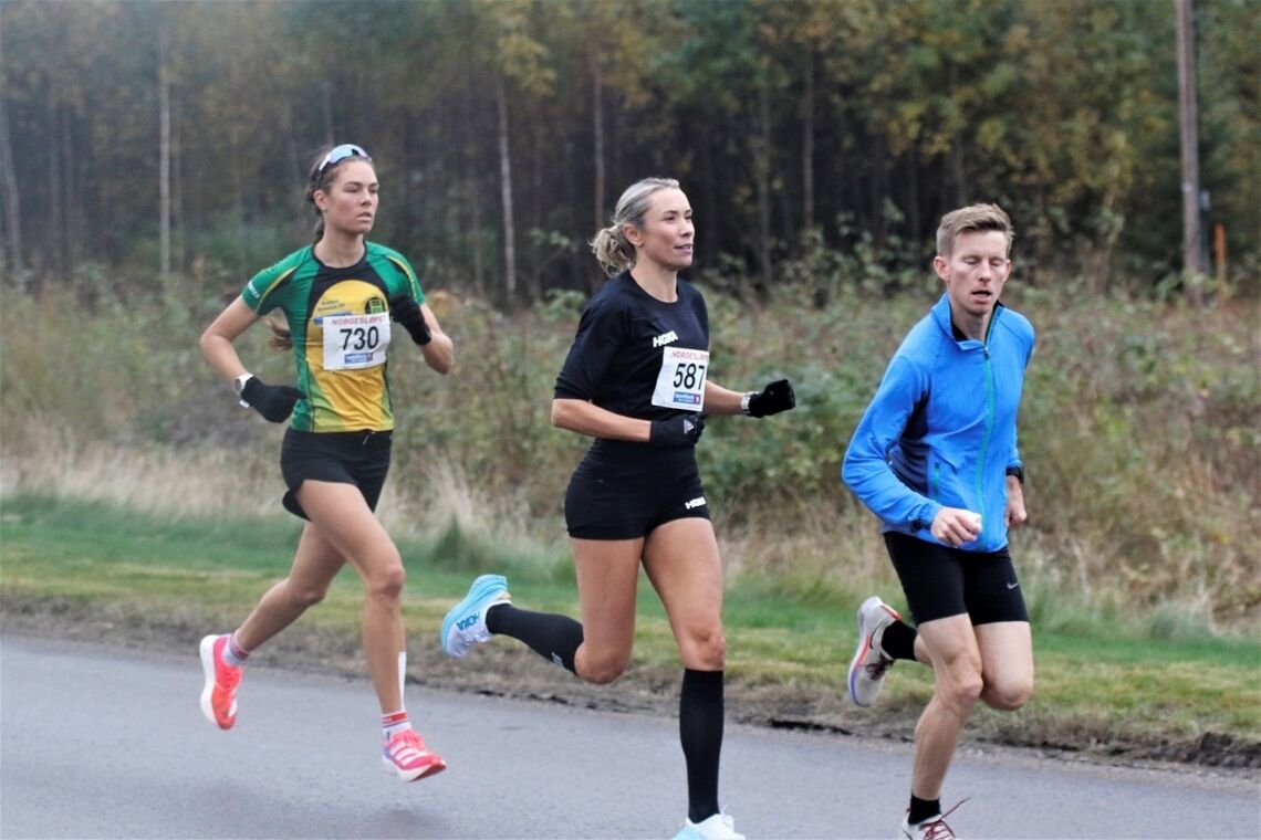 Ingvild Måkestad Bovim mistet norgesrekorden på 800 meter tidligere i år, men på halvmaraton løp hun inn til gull i yngste veteranklasse. Bak ser vi arrangørklubbens Karoline Næss. (Foto: Bjørn Hytjanstorp)