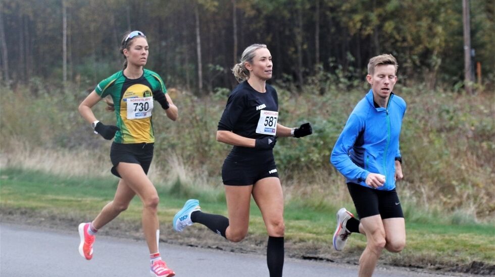 Ingvild Måkestad Bovim mistet norgesrekorden på 800 meter tidligere i år, men på halvmaraton løp hun inn til gull i yngste veteranklasse. Bak ser vi arrangørklubbens Karoline Næss. (Foto: Bjørn Hytjanstorp)