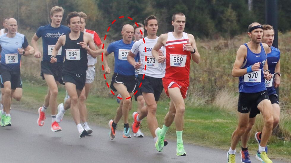 Håkon Helge Hjemly vant klart aldersklassen (50-54) under VM halvmaraton på Jessheim 3. oktober. Her i et felt med yngre løpere. (Foto: Rolf Bakken)