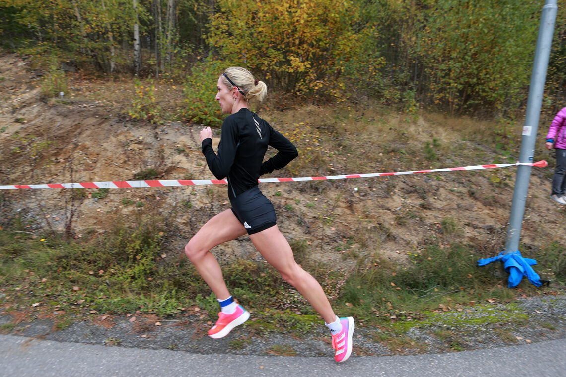 Karoline imponerte voldsomt da hun løp inn til fantastiske 30:32 på Hytteplanmila (Foto: Kjell Vigestad)