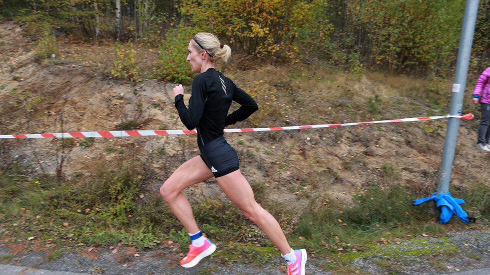 Karoline imponerte voldsomt da hun løp inn til fantastiske 30:32 på Hytteplanmila (Foto: Kjell Vigestad)