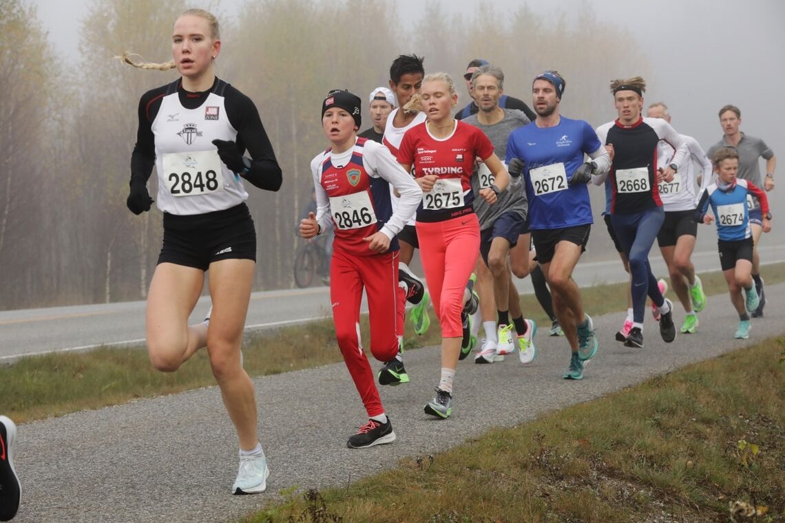 I Perseløpet var det seeding etter nivå og ikke kjønn eller alder. I front her ser vi vinneren av kvinnenes 5 km, Ingrid Folvik og nummer to, Christine Næss. Mellom dem ser vi Ulrik Jåvoll Hagen i G12-13. (Foto: Bjørn Hytjanstorp)