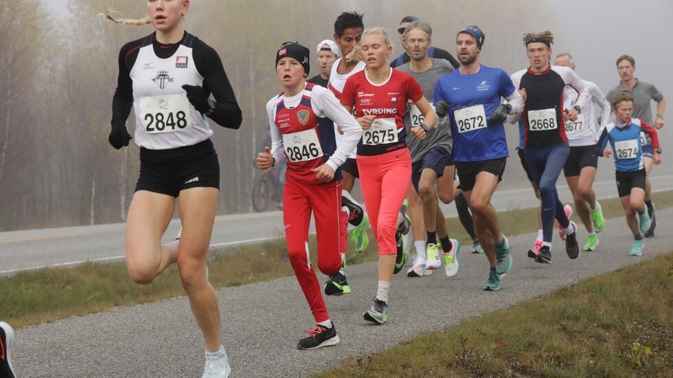 I Perseløpet var det seeding etter nivå og ikke kjønn eller alder. I front her ser vi vinneren av kvinnenes 5 km, Ingrid Folvik og nummer to, Christine Næss. Mellom dem ser vi Ulrik Jåvoll Hagen i G12-13. (Foto: Bjørn Hytjanstorp)