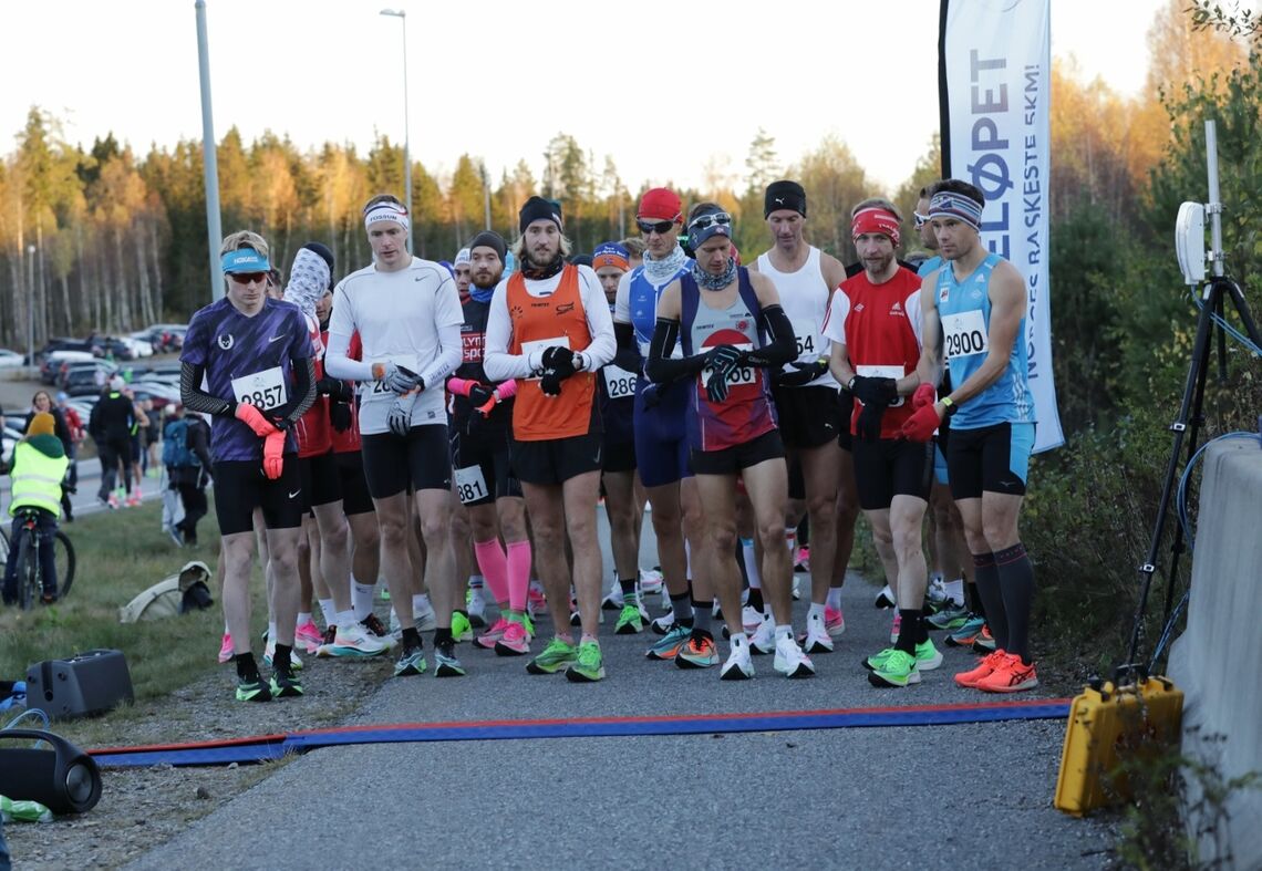 Færre antall deltagere og starter i mindre puljer, som her fra Perseløpet Maraton i oktober, var regelen for de fleste løpene som ble arrangert i fjor (Foto: Bjørn Hytjanstorp).