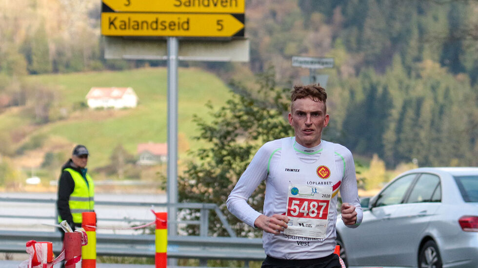 Marius Vedvik forbedret løyperekorden for halvmaraton i traseen mellom Fana Stadion og Kalandsvannet, den faste løypen til Maratonkarusellen. (Alle foto: Arne Dag Myking)
