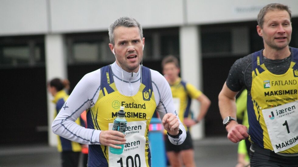 Jarle Risa løp de første rundene på stafetten for Undheims herrelag samtidig som det var innledningen på hans maratonløp. (Foto: Ingolf Dale)