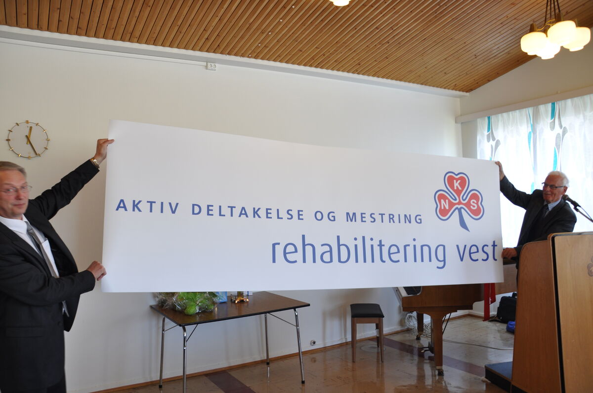 Herlof Nilsen og Oddvar Nilsen, henholdsvis administrerende direktør og styreleder i Helse Vest, avduker navnet til Rehabilitering Vest under åpningen i 2010.
