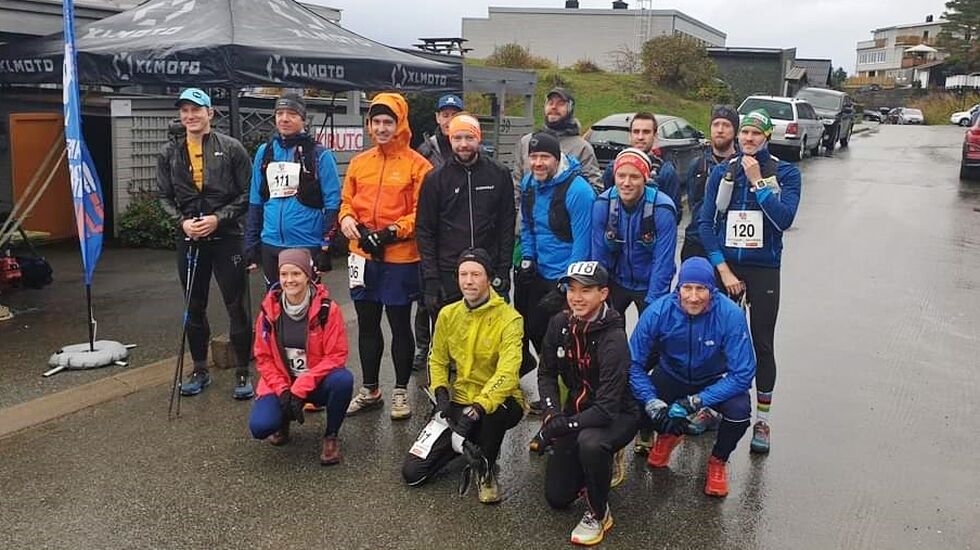 15 løpere, en kvinne og 14 menn, er klar for en strabasiøs ultraintervall. Arrangør og deltager Torgeir Kruke i gul jakke. (Arrangørfoto)