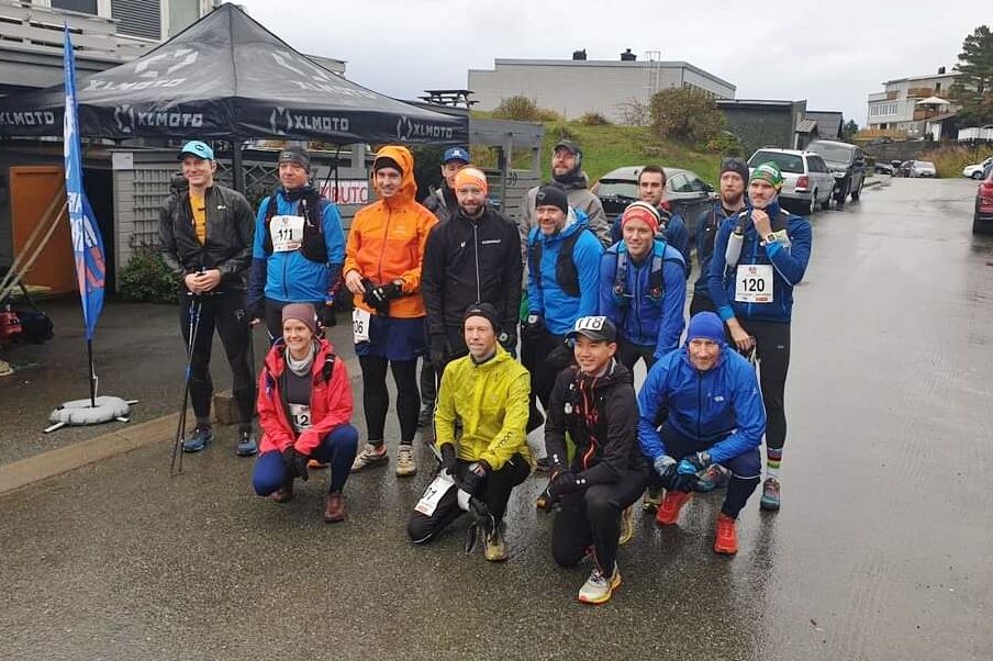 15 løpere, en kvinne og 14 menn, er klar for en strabasiøs ultraintervall. Arrangør og deltager Torgeir Kruke i gul jakke. (Arrangørfoto)