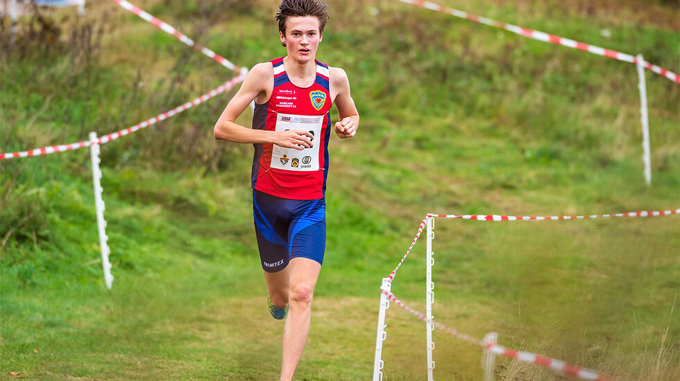 Magnus Tuv Myhre løp inn til en klar sølvmedalje i NM terrengløp i Skien en vakker høstdag i oktober. (Foto: Samuel Hafsahl)